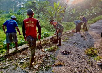 Dari Desa Jugo Babinsa Bersama Warga Kerja Bakti Wujudkan Lingkungan Bersih