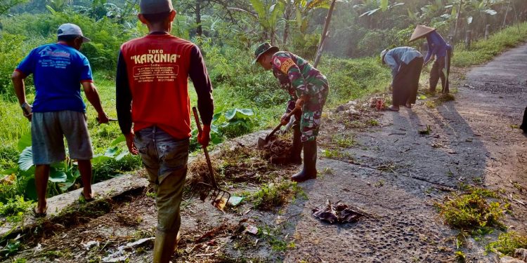 Dari Desa Jugo Babinsa Bersama Warga Kerja Bakti Wujudkan Lingkungan Bersih
