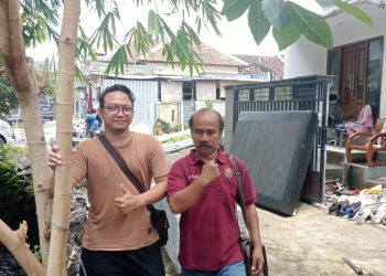 Peduli Bencana AKP Purnawirawan Subagia Berikan Bantuan Kepada Salah Satu Korban Banjir