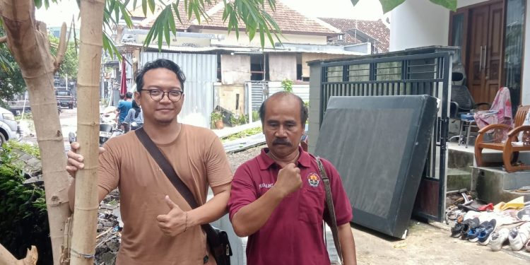 Peduli Bencana AKP Purnawirawan Subagia Berikan Bantuan Kepada Salah Satu Korban Banjir