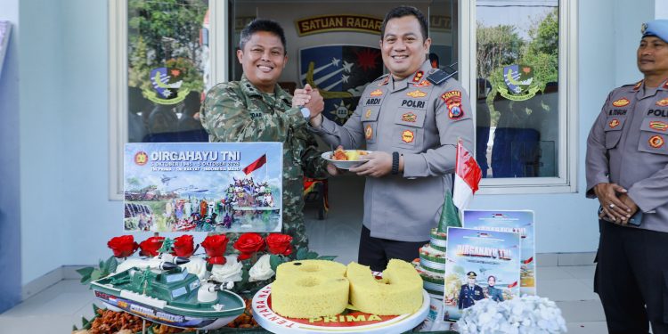 Moment HUT TNI ke 80, Kapolres Jombang Beri Kejutan kepada Kodim 0814 Jombang dan Sat Radar 222 Ploso Jombang
