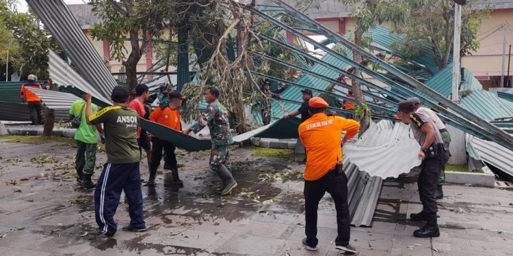 TNI – Polri Dan Warga Gelar Kerja Bakti Bersihkan Reruntuhan Atap Stadion Gelora Penataran Pasca Bencana