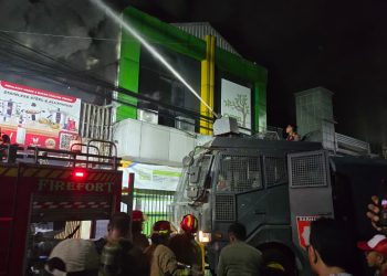 Bantu Padamkan Kebakaran Yang Buat Panik Warga,Sat Samapta Dan Mobil Rantis AWC Polres Kediri Kota Di Terjunkan Ke Lokasi