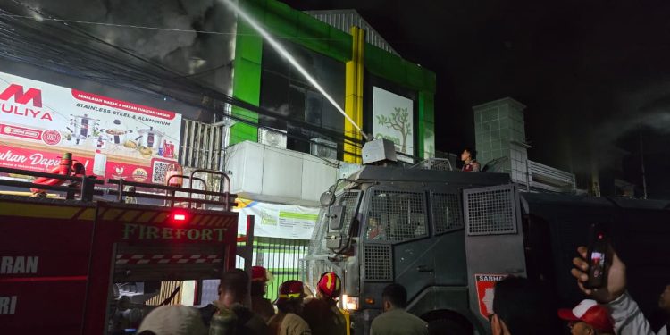 Bantu Padamkan Kebakaran Yang Buat Panik Warga,Sat Samapta Dan Mobil Rantis AWC Polres Kediri Kota Di Terjunkan Ke Lokasi