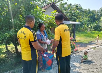 Polsek Jatikalen Bagikan Nasi Bungkus Jumat Berkah untuk Warga dan Pengguna Jalan