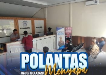 Sat Lantas Polres  Blitar Memberikan  Edukasi Kepengurus Balik Nama Kendaraan di Samsat Induk kabupaten Blitar 