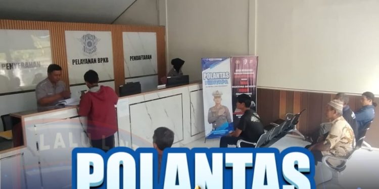Sat Lantas Polres  Blitar Memberikan  Edukasi Kepengurus Balik Nama Kendaraan di Samsat Induk kabupaten Blitar
