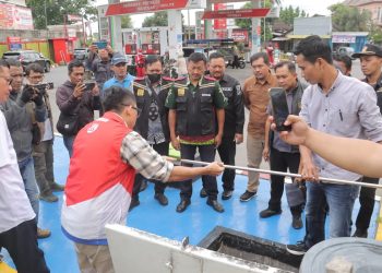 POLRES BLITAR SIDAK  SPBU  MENINDAK LANJUTI  KELUHAN MASYARAKAT,  BBM BERCAMPUR AIR 