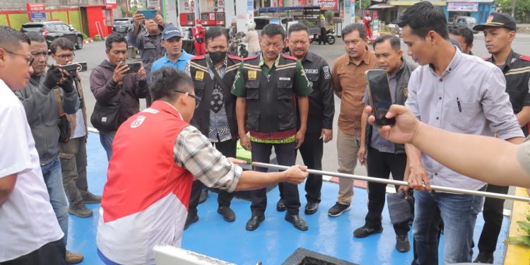 POLRES BLITAR SIDAK  SPBU  MENINDAK LANJUTI  KELUHAN MASYARAKAT,  BBM BERCAMPUR AIR