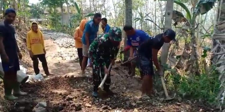 Bersama Warga Binaan, Serka Rusmono Kerja Bakti Merabat Jalan Penghubung Antar Desa