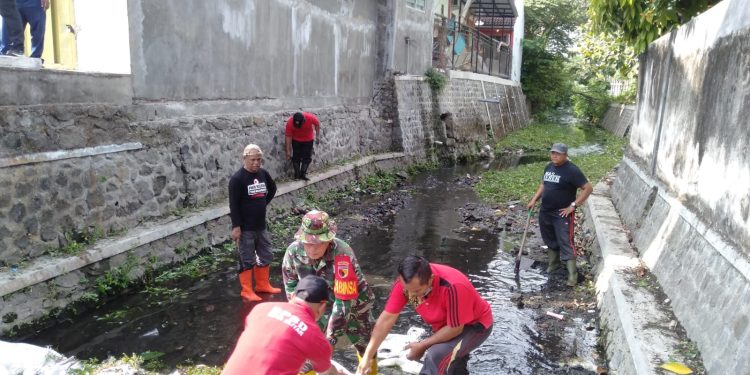 Babinsa Sukorejo Gotong Royong Bersama Warga Buat Tanggul Penahan Abrasi Di Sungai Kepanjenkidul