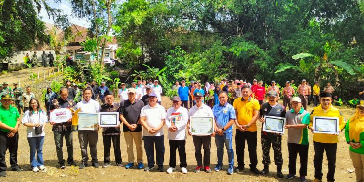 Sinergi Kemenag Jombang Bersama Pemkab Jombang Tanam Pohon Dan Tebar Benih Ikan