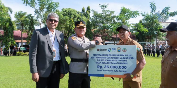 Kapolres Kolaborasi dengan BRI Cabang Jombang Salurkan Bantuan TJSL Berupa Mesin Pengering Jagung untuk Para Petani