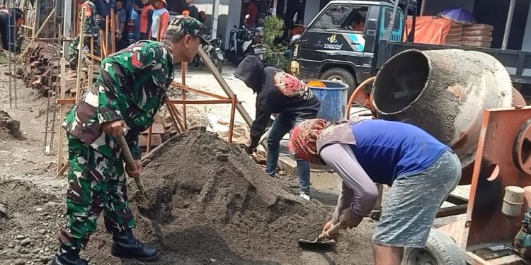 Wujud Manunggal Dengan Rakyat, Babinsa Desa Pikatan Bantu Bangun Rumah Warga Binaannya