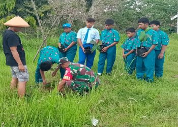 Babinsa Ngeni Bersama Siswa SMPN 2 Wonotirto Tanam Bibit Trembesi Mendukung Program Bersatu Dengan Alam