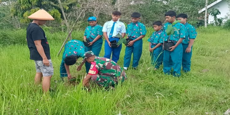 Babinsa Ngeni Bersama Siswa SMPN 2 Wonotirto Tanam Bibit Trembesi Mendukung Program Bersatu Dengan Alam