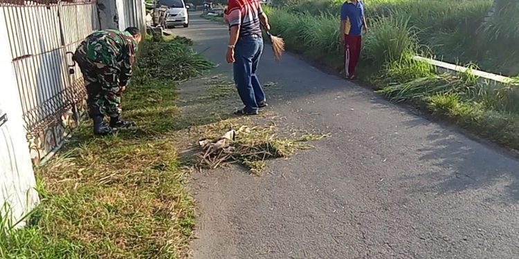 Ciptakan Lingkungan Bersih, Babinsa Bersama Masyarakat Laksanakan Karya Bhakti