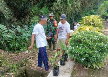 Cegah Longsor, Babinsa Garum Bersama Warga Tanam Pohon Keras Di Lingkungan Magersari
