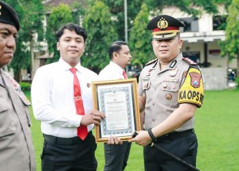 Kapolres Jombang Berikan Penghargaan kepada Personel Polri, TNI, dan Masyarakat Berprestasi