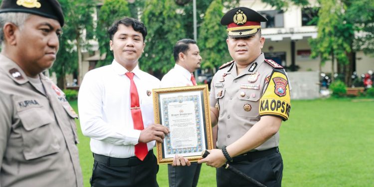 Kapolres Jombang Berikan Penghargaan kepada Personel Polri, TNI, dan Masyarakat Berprestasi