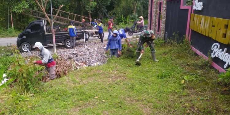 Pererat Silaturahmi, Babinsa Karangrejo Dan Warga Dusun Sumberjo Kompak Kerja Bakti Bersihkan Lingkungan
