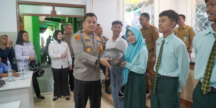 Cegah Kenakalan Remaja, Kapolres Berikan Arahan Pelajar SMK PGRI 1 Jombang