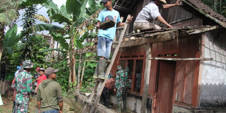 Mbah Sutrisno Senang Rumahnya Di Bongkar Satgas TMMD Kodim 0808/Blitar