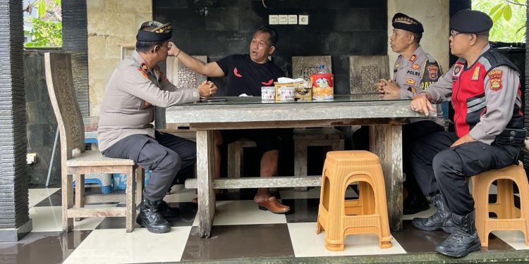 Antisipasi Pencurian di Pura, Kapolsek Tabanan Gelar Program ‘SIDEWA’ Bersama Tokoh Adat