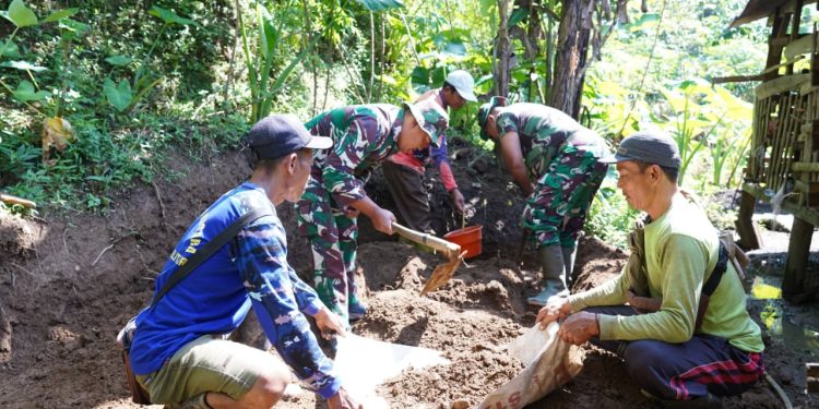 Peduli Kesehatan Warga, Satgas TMMD Ke 127 Kodim 0808/Blitar Kerjakan Pondasi MCK Mbah Sinem