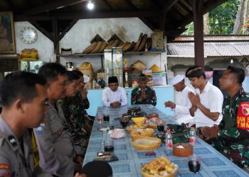 Satgas TMMD Ke 127 Kodim 0808/Blitar Laksanakan Komsos Dengan Tokoh Agama Hindu Di Desa Krisik