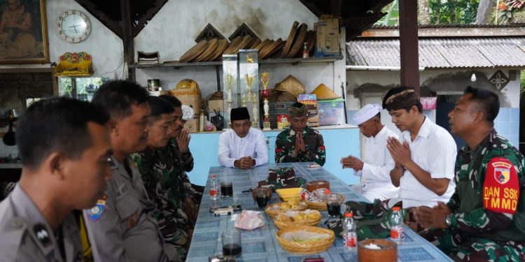 Satgas TMMD Ke 127 Kodim 0808/Blitar Laksanakan Komsos Dengan Tokoh Agama Hindu Di Desa Krisik