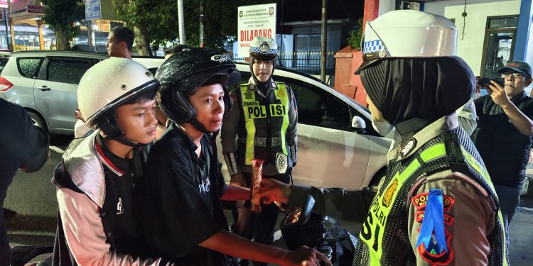 Sat Lantas Polres Blitar Kota Laksanakan Peringatan Hari Valentine, Membagikan Coklat kepada Pengendara Bentuk Kampanye Keselamatan  Operasi Keselamatan Semeru 2026