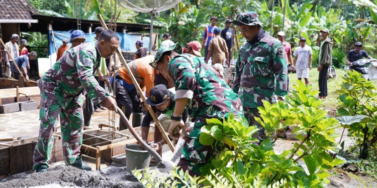 TMMD Ke 127 Kodim 0808/Blitar Dan Warga Gotong Royong Cor Pondasi Rumah Mbah Mujinah
