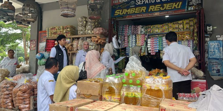 Unit Pidsus Polres Blitar Bersama Tim Gabungan Satgas Pangan Laksanakan Pemantauan Harga Sembako di Sejumlah Pasar Tradisional 