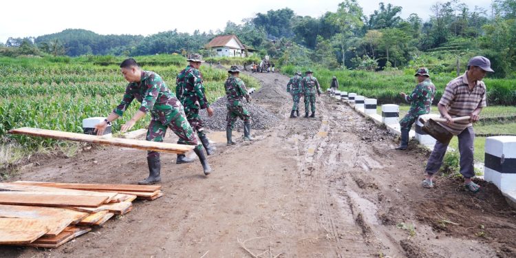 Melalui TMMD Ke 127 Kodim 0808/Blitar, Jalan Desa Di Gandusari Dibangun Permanen Untuk Dukung Aktivitas Warga