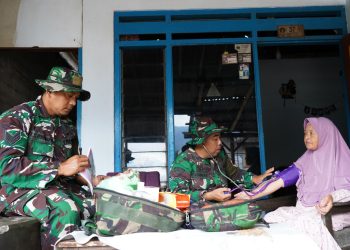 Door to Door. Satgas TMMD Ke 127 Kodim 0808/Blitar Beri Layanan Kesehatan Bagi Masyarakat Desa Krisik