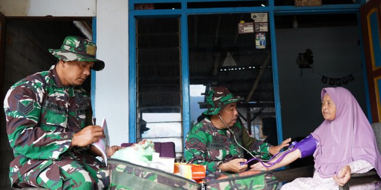 Door to Door. Satgas TMMD Ke 127 Kodim 0808/Blitar Beri Layanan Kesehatan Bagi Masyarakat Desa Krisik
