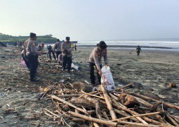 Sinergi Jaga Kelestarian Lingkungan, Polsek Tabanan Gelar Aksi Bersih-Bersih di Pantai Yeh Gangga