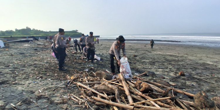 Sinergi Jaga Kelestarian Lingkungan, Polsek Tabanan Gelar Aksi Bersih-Bersih di Pantai Yeh Gangga
