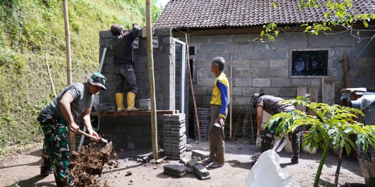 Wujud Kepedulian TNI, Satgas TMMD Ke 127 Bangun MCK Layak Untuk Warga Desa Krisik