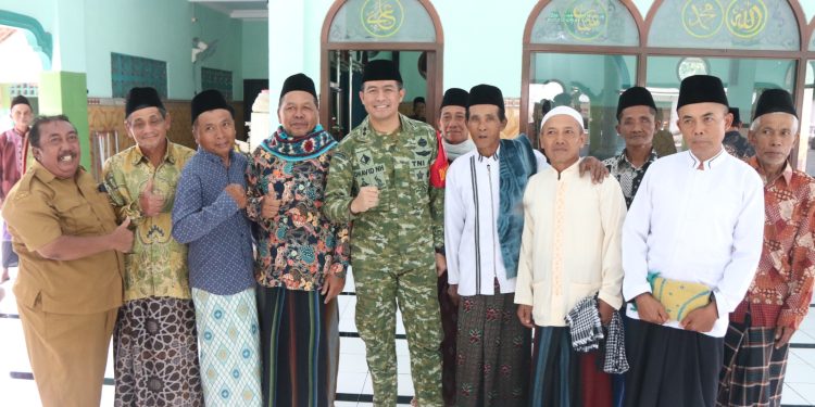 Di Tengah TMMD ke-127, Dansatgas Sampaikan Khutbah Jumat di Desa Gadungan