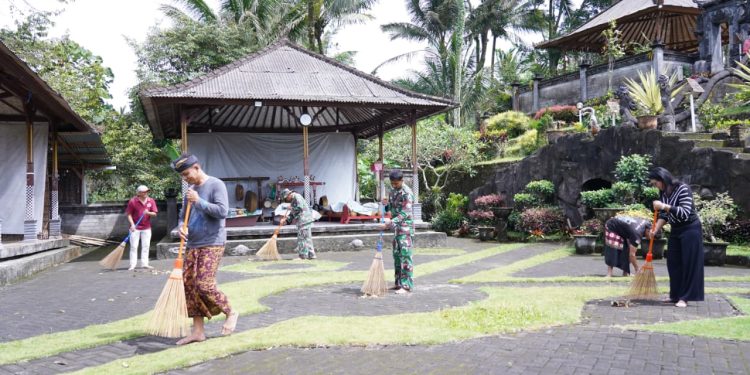 Wujud Toleransi, Satgas TMMD Ke 127 Kodim 0808/Blitar Bersihkan Pura Agung Arga Sonya
