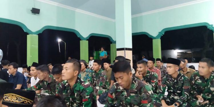 Menilik Ramadhan di TMMD Kediri: Satgas dan Warga Gadungan Tarawih Bersama