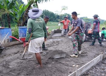 Tetap Semangat Percepat Pengecoran Rabat Jalan, Anggota Satgas TMMD Ke 127 Kodim 0808/Blitar Di Bulan Puasa