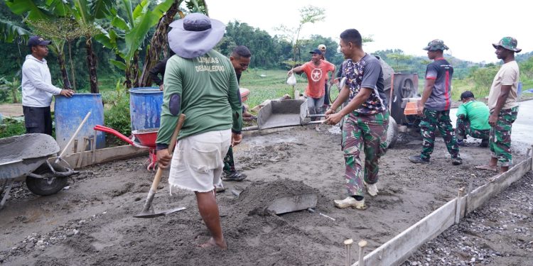 Tetap Semangat Percepat Pengecoran Rabat Jalan, Anggota Satgas TMMD Ke 127 Kodim 0808/Blitar Di Bulan Puasa