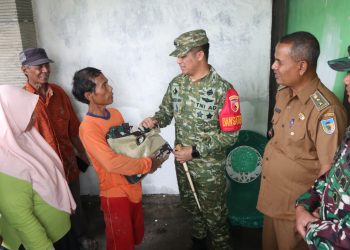 Dansatgas TMMD ke-127 Serahkan Paket Sembako kepada Penerima