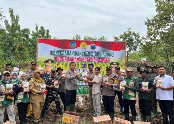 Dukung Swasembada Pangan, Kapolres Jombang Serahkan Bantuan Bibit Jagung Kepada Gapoktan Desa Katemas Kecamatan Kudu