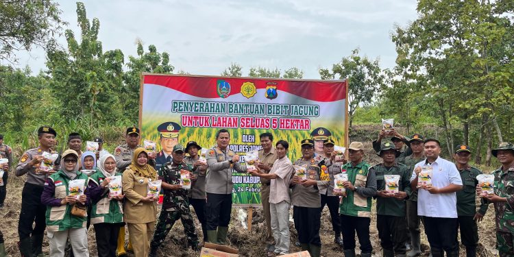 Dukung Swasembada Pangan, Kapolres Jombang Serahkan Bantuan Bibit Jagung Kepada Gapoktan Desa Katemas Kecamatan Kudu