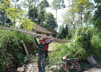 Bahu Membahu Pasang Genteng RTLH, Satgas TMMD Ke 127 Kodim 0808/Blitar Dan Warga Tunjukkan Kekompakan