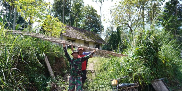 Bahu Membahu Pasang Genteng RTLH, Satgas TMMD Ke 127 Kodim 0808/Blitar Dan Warga Tunjukkan Kekompakan